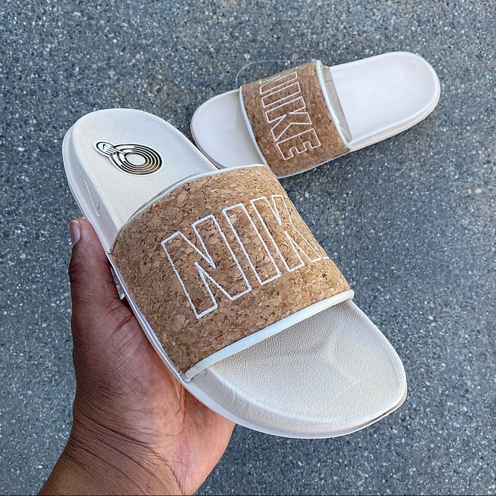 WMNS NIKE OFF COURT CORK SLIDE WOODY BEIGE WHITE CREAM